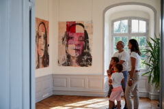 eine Familie in einer Kunstausstellung
