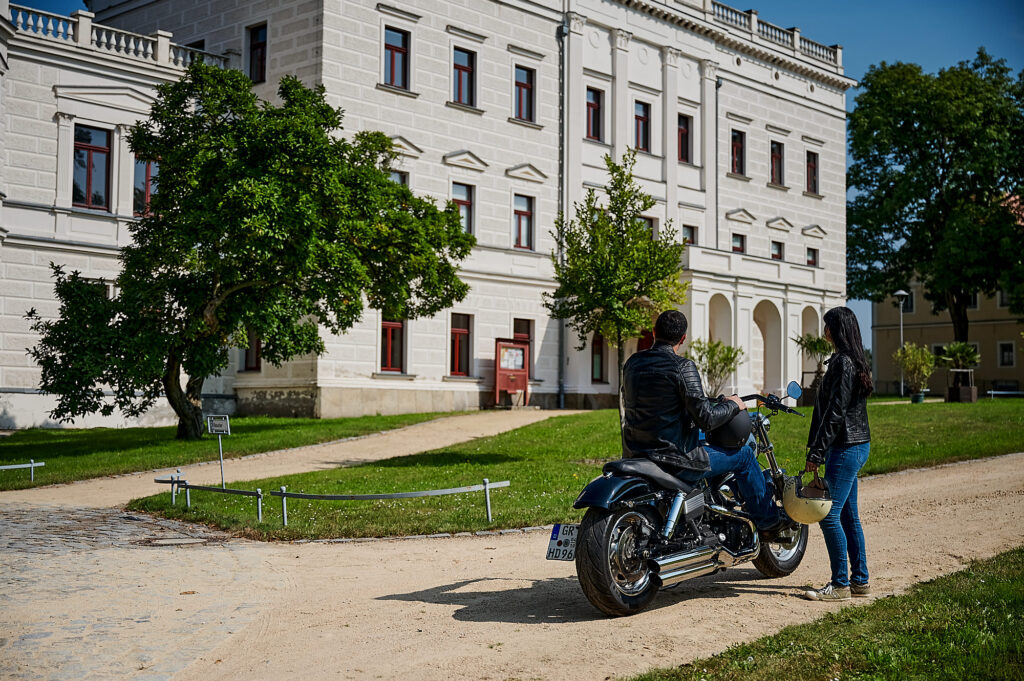 Motorradfahrer vor Schloss Krobnitz