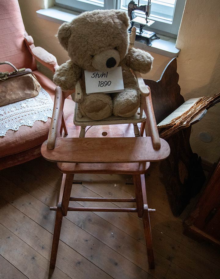 alter Kinderstuhl mit Teddy