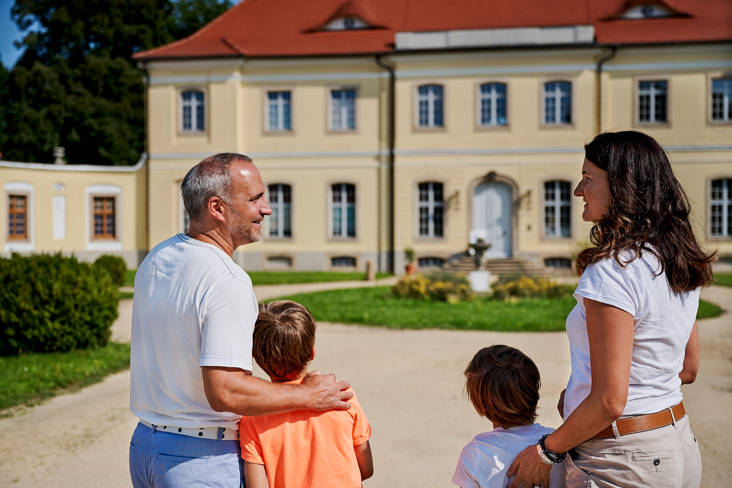 Familie vor Schloss Königshain