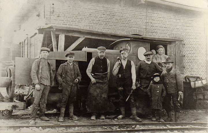 Steinarbeiter vor der Feldbahnlock
