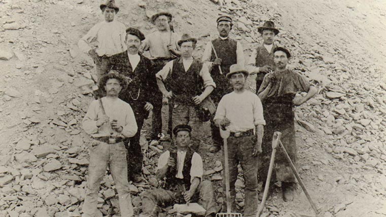 ein altes Foto der Steinarbeiter
