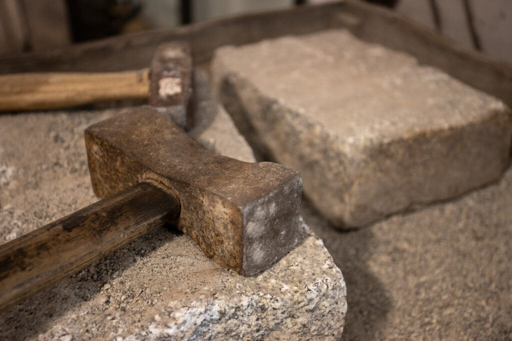 Steinhammer auf Granitplatte