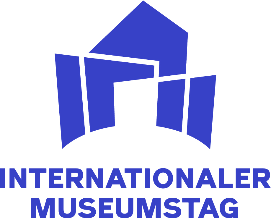 Blaues Haus über der Schrift "Internationaler Museumstag"