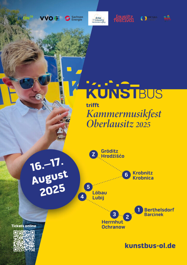 Ein Junge mit Sonnenbrille spielt auf einer Trompete