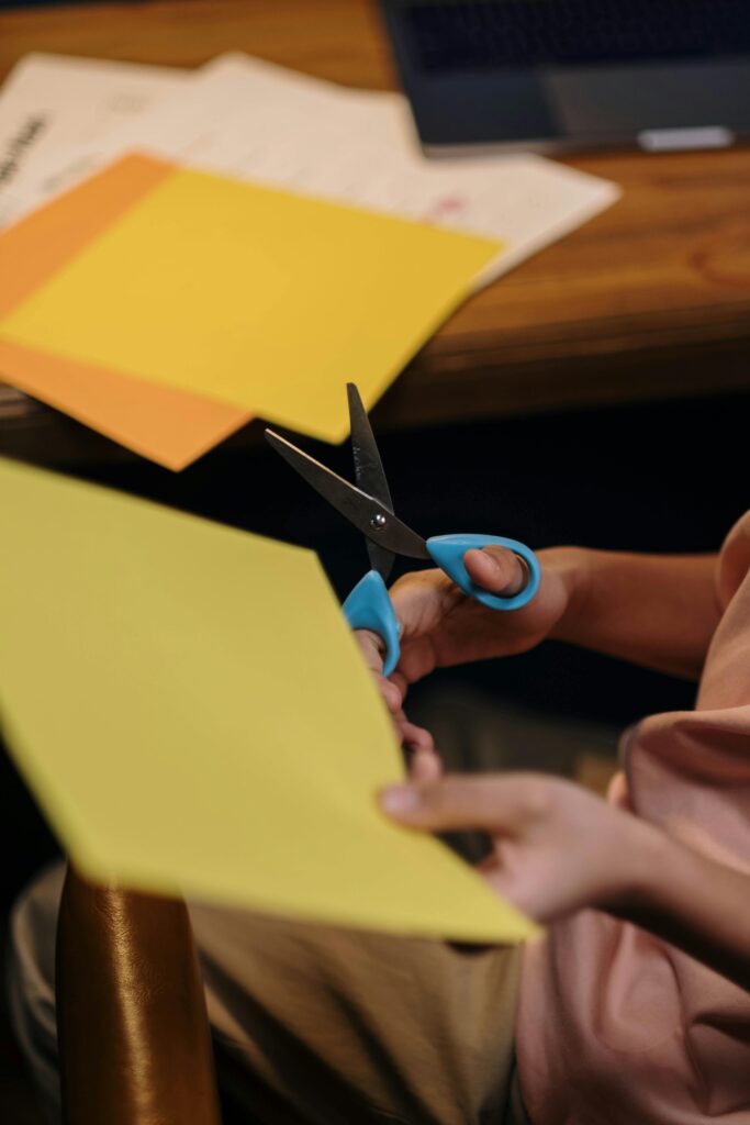 Gelbes Papier und eine blaue Schere