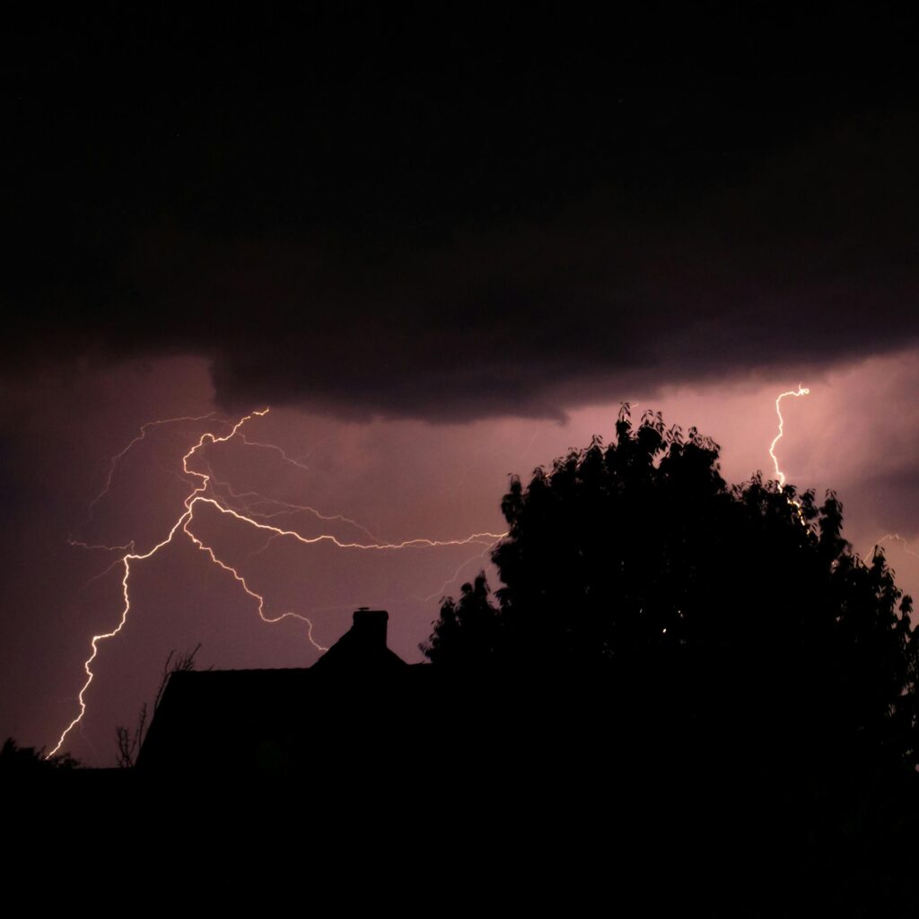 Blitz über einem Haus